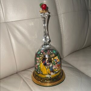 Franklin Mint 1992 Snow White Crystal Bell Snow Globe